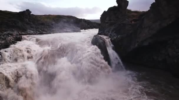 Беспилотник над водопадом и рекой — стоковое видео