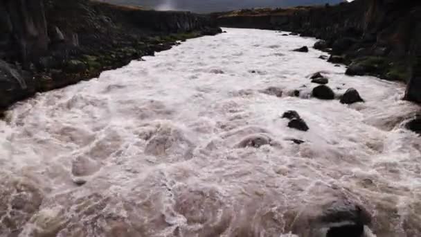 Κηφήνας πάνω από Geitafoss Καταρράκτης και ποταμός — Αρχείο Βίντεο