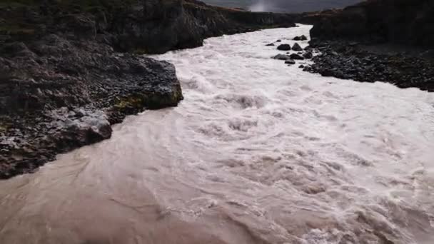 Geitafoss滝と川の上のドローン — ストック動画