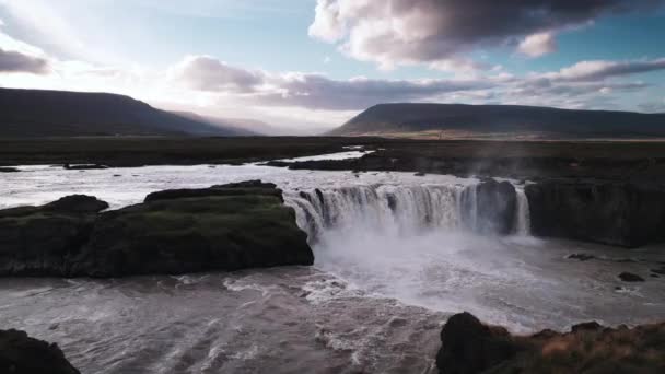 Drone sobre a água em direção à cachoeira Godafoss — Vídeo de Stock