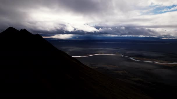 Drone over berglandschap met rivier van IJsland — Stockvideo