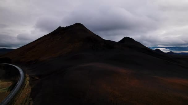 Drone sobre paisaje de montaña de Islandia — Vídeos de Stock