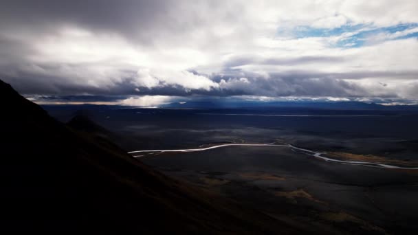 Drone sobre el paisaje de montaña y el río de Islandia — Vídeos de Stock