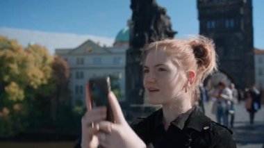 Charles Köprüsünde Bir Kadın Akıllı Telefonla Fotoğraf Çekiyor