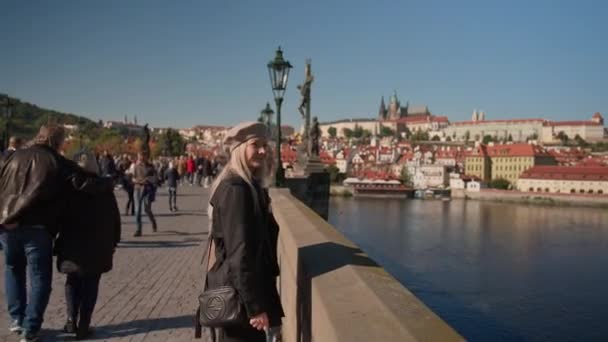 Mother And Daughter Standing On Charles Bridge Looking Out Over River — Wideo stockowe