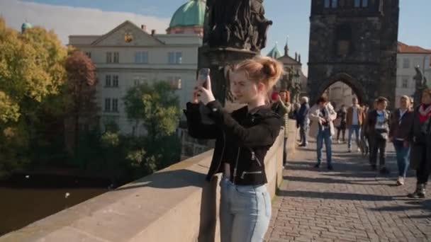 Giovane donna riprese con smartphone da Charles Bridge — Video Stock