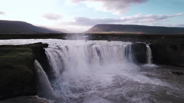 Drone over water naar Godafoss Waterval — Stockvideo