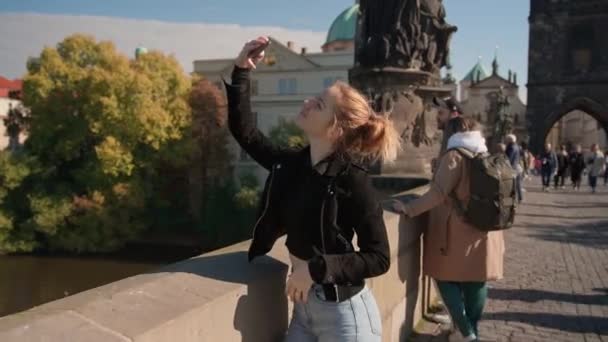 Jeune femme posant pour Selfies avec Smartphone de Charles Bridge — Video