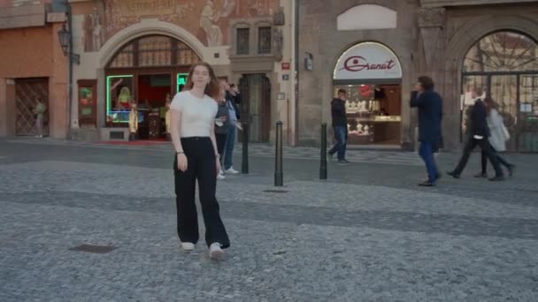 Giovane donna a piedi in piazza della città a Praga — Video Stock