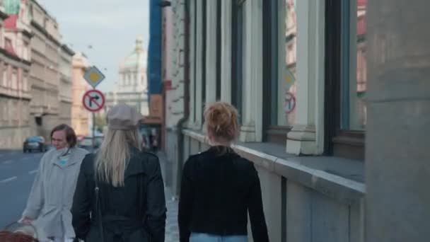 Madre e figlia a piedi lungo una strada urbana a Praga — Video Stock