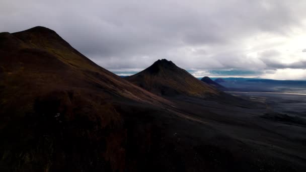 Drone sobre paisaje de montaña de Islandia — Vídeos de Stock