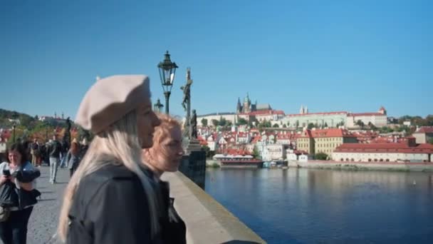 Mother And Daughter Chatting And Smiling Together On Charles Bridge — Vídeo de Stock