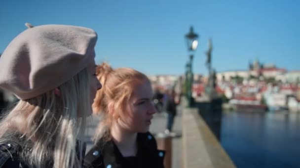 Matka a dcera spolu klábosí a usmívají se na Karlově mostě — Stock video