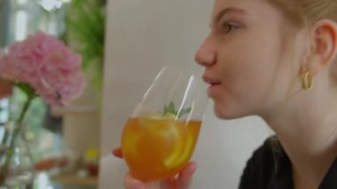 Prag 'da Kafe' de Kokteyl İçen Genç Kadın
