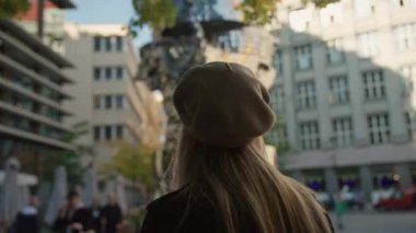 Bereli Kadın Prag 'da Hareket Eden Heykele Bakıyor