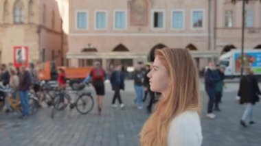 Prag 'da Meydanda Yürüyen Genç Kadın