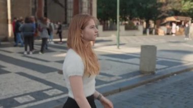 Prag 'da Meydanda Yürüyen Genç Kadın