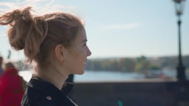 Young Woman Walking Along Sunny Charles Bridge — Vídeo de Stock