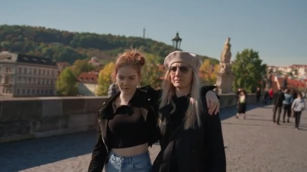 Žena a matka kráčející společně po Karlově mostě — Stock video