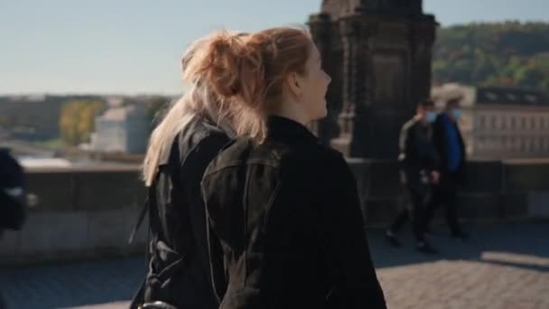 Woman And Mother Walking And Talking Together On The Charles Bridge — 图库视频影像