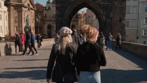 Turisti che camminano sul Ponte Carlo verso la Torre della Città Vecchia — Video Stock
