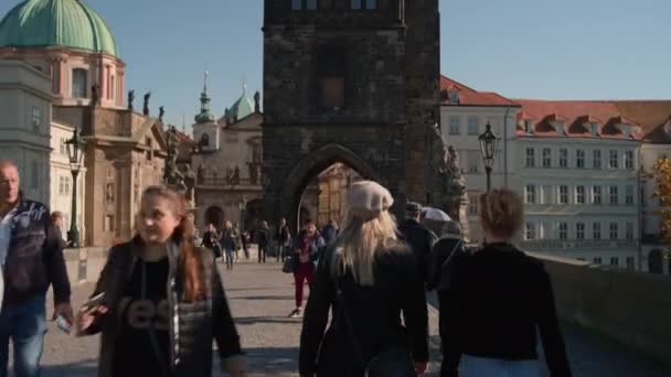 Touristes marchant sur le pont Charles vers la tour de la vieille ville — Video