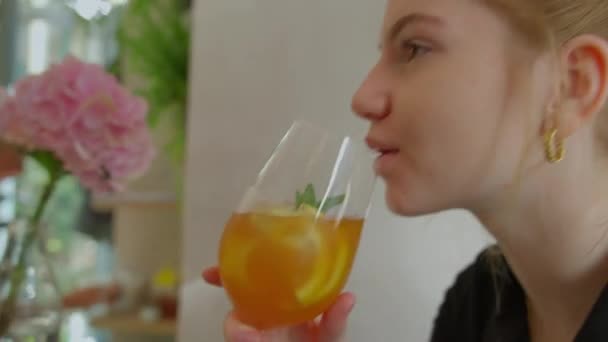 Jonge vrouw Drinken Cocktail In Cafe In Praag — Stockvideo
