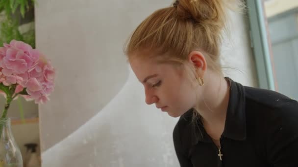 プラハのカフェでメニューから選ぶ若い女性 — ストック動画