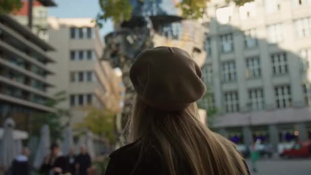 Žena v baretu při pohledu na pohybující se sochu v Praze — Stock video