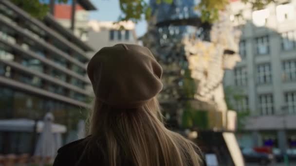 Bereli Kadın Prag 'da Hareket Eden Heykele Bakıyor — Stok video