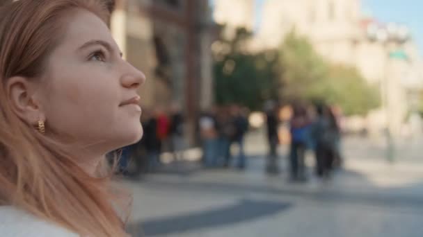 Mujer joven caminando en la plaza de Praga — Vídeos de Stock