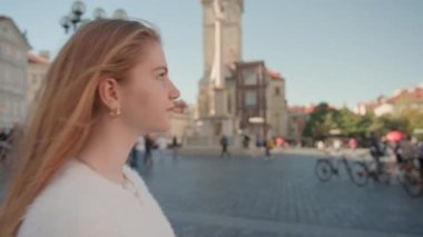 Prag 'da Meydanda Yürüyen Genç Kadın