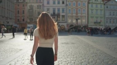 Prag 'da Meydanda Yürüyen Genç Kadın