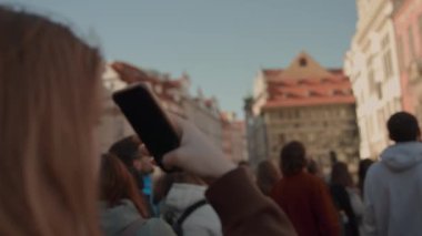 Prag Meydanı 'nda Akıllı Telefonlu Genç Kadın Film Çekiyor