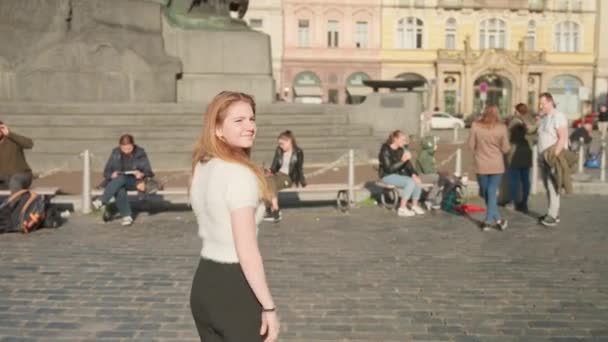Mladá žena kráčející na náměstí v Praze — Stock video