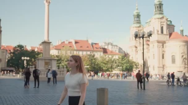 Wanita muda berjalan di alun-alun di Praha — Stok Video