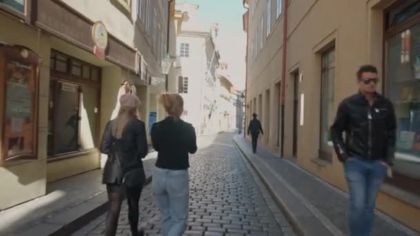 Mère et fille marchant dans les rues pavées de Prague — Video