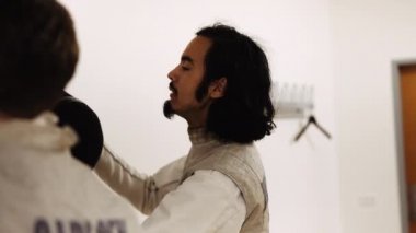 Eskrimciler Kancalardan Maske Çıkartıyor