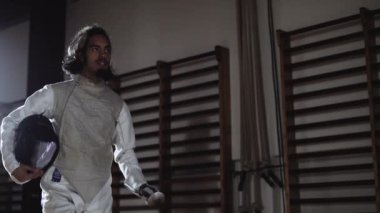 Eskrimci Düelloya Başlamak İçin Maske Takıyor