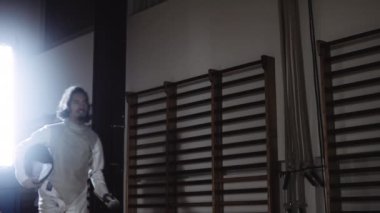 Eskrimci Maske Takıyor ve Düello Yapıyor