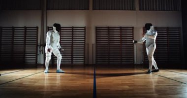 Maskeyi Çıkartan ve Folyoyu Rakibine Tutan Eskrimciler