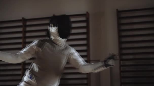 Fencer verwijderen masker na Bout en lachen — Stockvideo