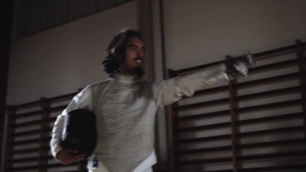 Fencer tersenyum sebelum mengenakan Topeng dan Duelling — Stok Video