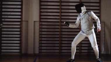 Eskrim Teçhizatı ve Folyolarla Maskeli Düello