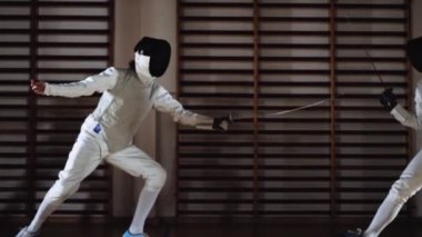 Eskrim Teçhizatı ve Folyolarla Maskeli Düello