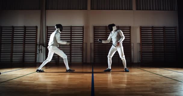 Twee mannen in hekwerk Duelleren met folie — Stockvideo