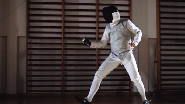 オフスクリーン対戦相手とのフェンシングギアとマスクの男 — ストック動画