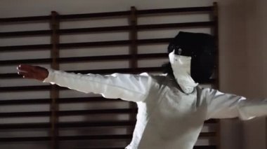 Eskrim maskeli adam rakibinin folyoyla kaçmasını engelliyor