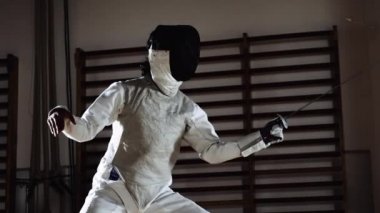 Eskrim maskeli adamlar Düelloda Folyolarla İtişiyor