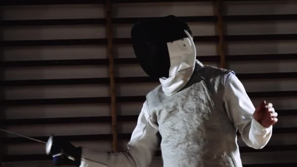 Άνδρες σε ξιφασκία μάσκα τρέχει σε μονομαχία αντίπαλος με φύλλο — Αρχείο Βίντεο